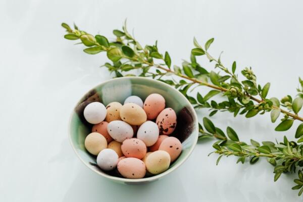 Pastel easter eggs in bowl